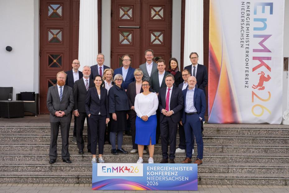 Gruppenfoto der Staatssekretärinnen und Staatssekretäre vor dem Conversationshaus Norderney